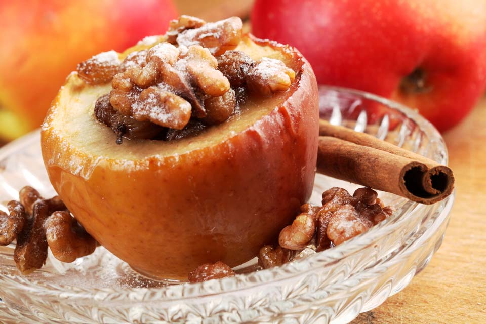Lower your sugar intake with this stevia recipe for baked stuffed apples with nuts.